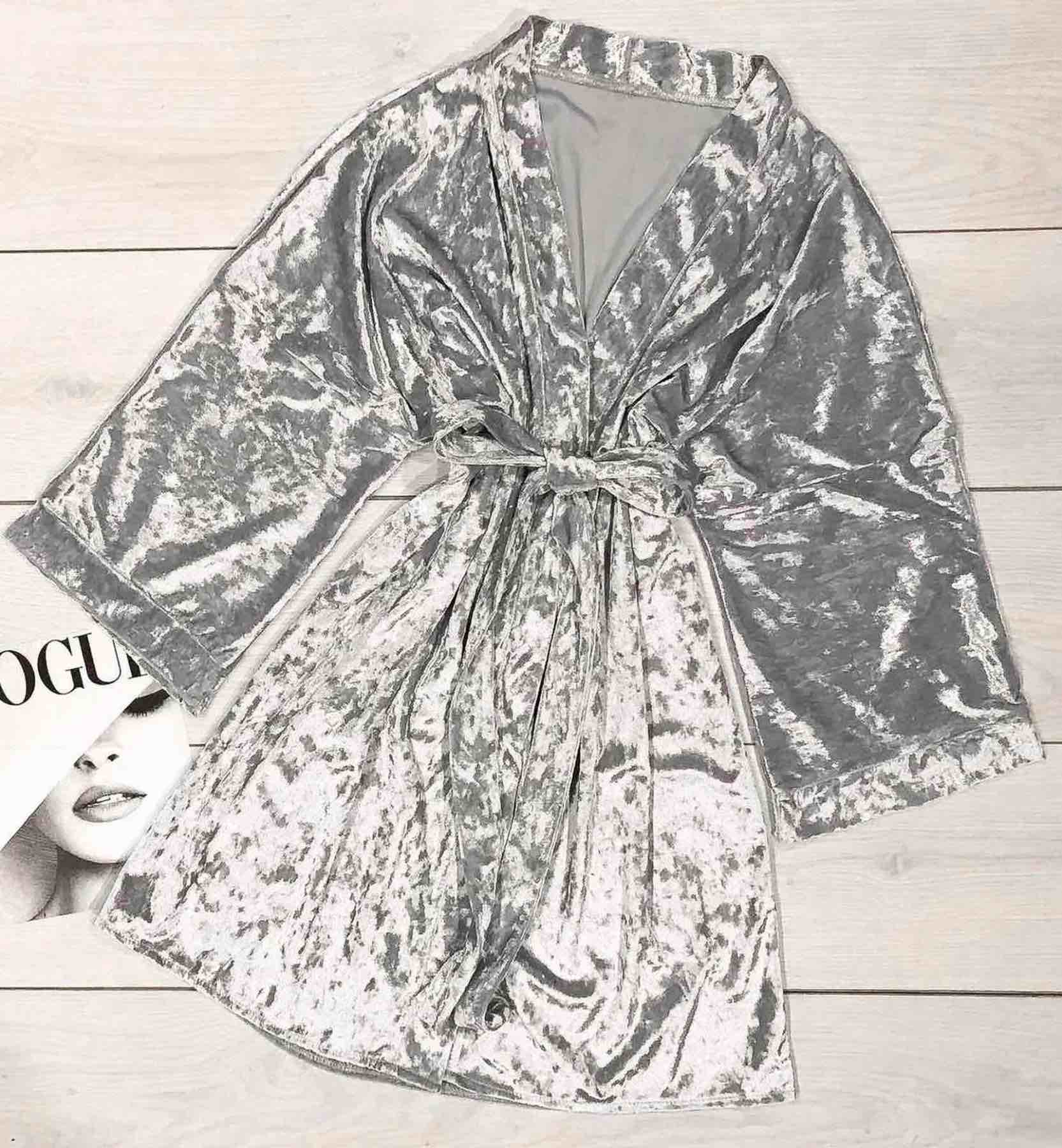 

Fashions • Бархатныи халат женскии Дарина Fashions - серебро (160-ут, Fashions • Бархатныи халат женскии Дарина Fashions 42-50 серебро (160-ут)