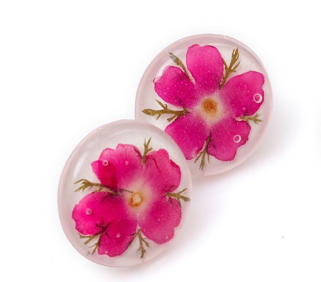 

Серьги-гвоздики BLOOMERY c малиновой вербеной в эпоксидной смоле