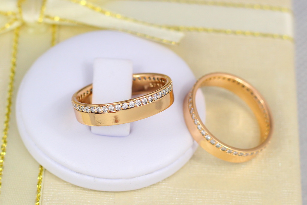 

Обручальное кольцо Xuping Jewelry с камнями по кругу 5 мм р 19 золотистое
