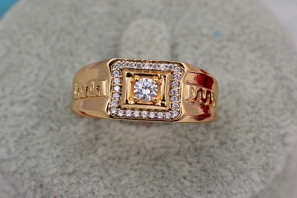 

Печатка Xuping Jewelry белый фианит в квадрате по бокам тесненная змейка р 20 золотистая