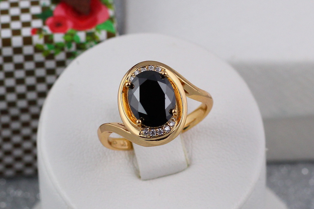 

Кольцо Xuping Jewelry выгнутые бока с черным овальным камнем р 16 золотистое