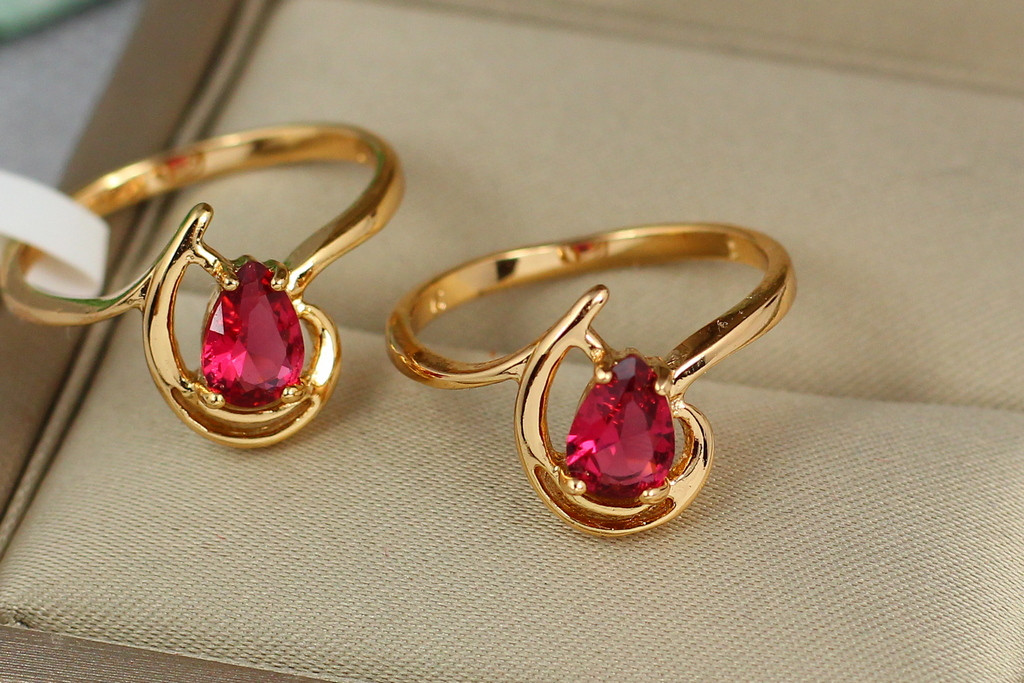 

Кольцо Xuping Jewelry с малиновым камнем капелька р 18 золотистое