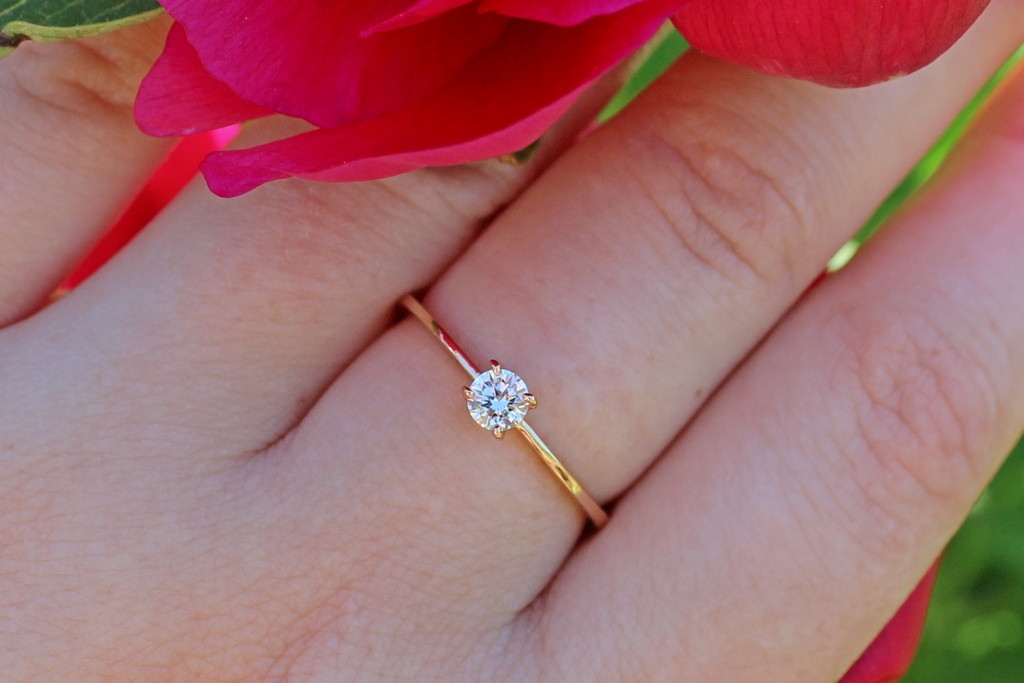 

Кольцо Xuping Jewelry тонкое с белым фианитом 4 мм на четыре крепления р 17 золотистое