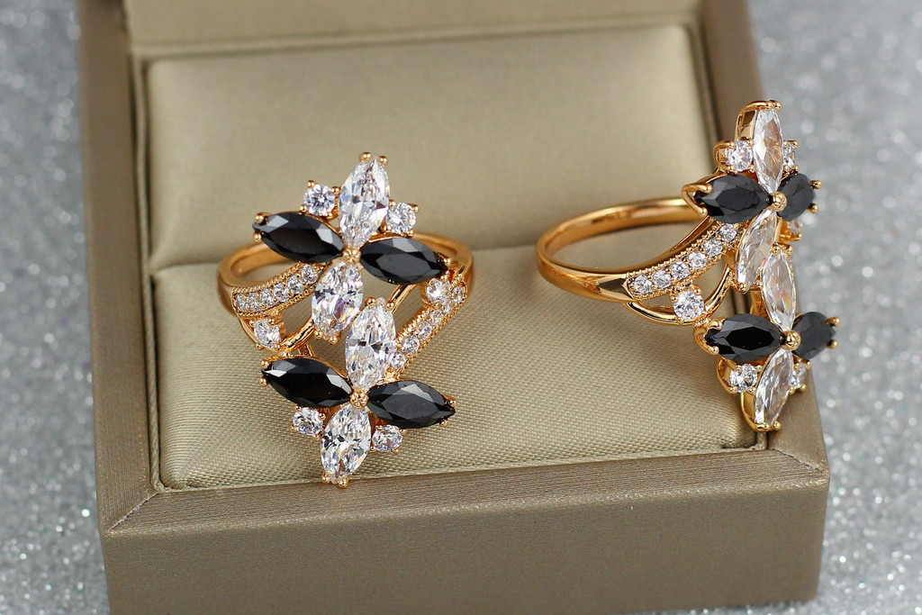 

Кольцо Xuping Jewelry перстень два четырехлистника с черными и белыми камнями р 16 золотистое