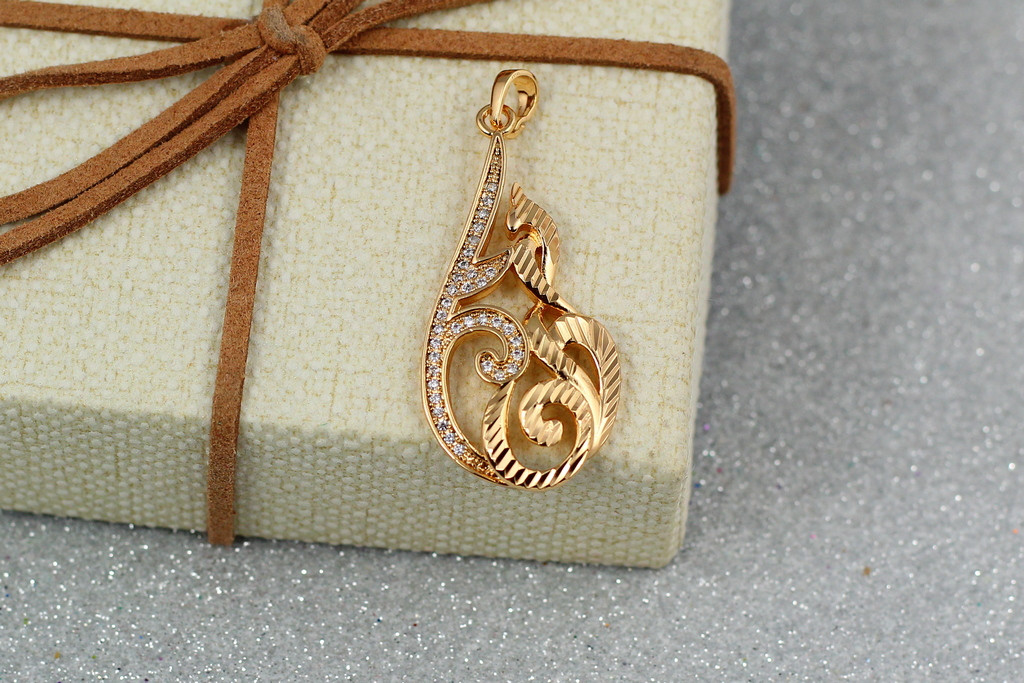 

Кулон Xuping Jewelry вензельная фантазия 3,5 см золотистый