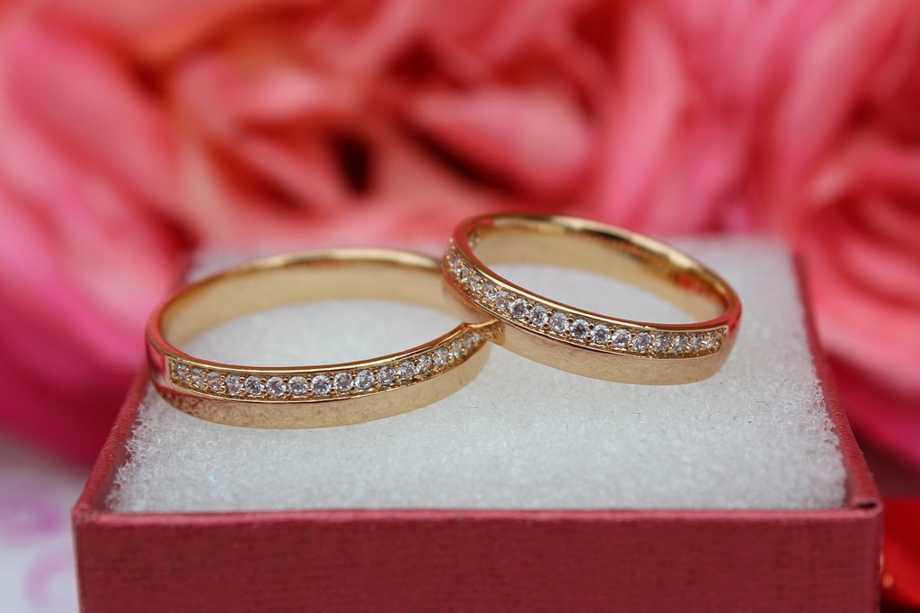 

Обручальное кольцо Xuping Jewelry с камнями 4 мм р 17 золотистое