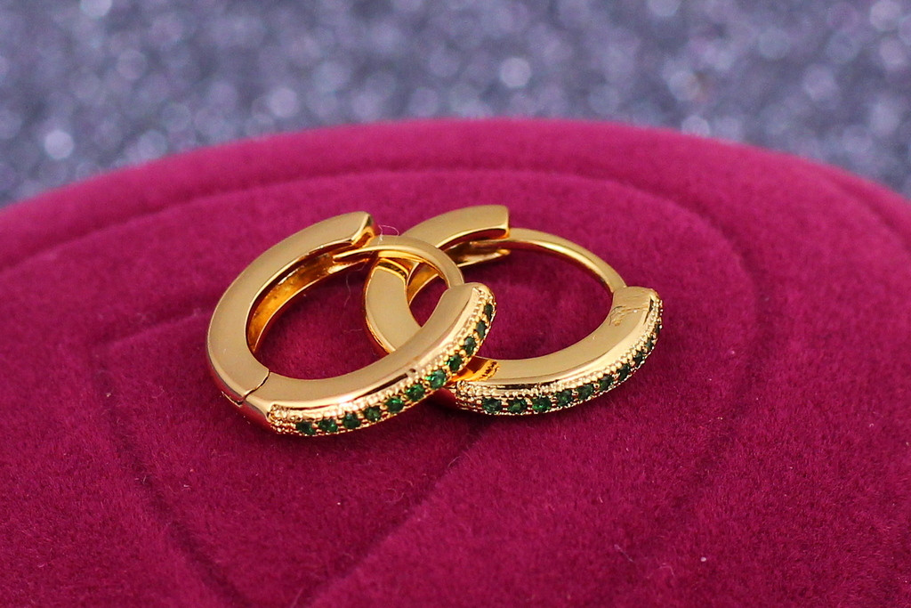 

Серьги Xuping Jewelry колечки с мелкими зелеными камнями 1,3 см золотистые