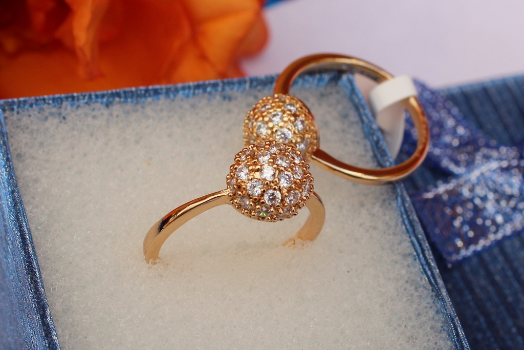

Кольцо Xuping Jewelry тонкое боярыня р 18 золотистое