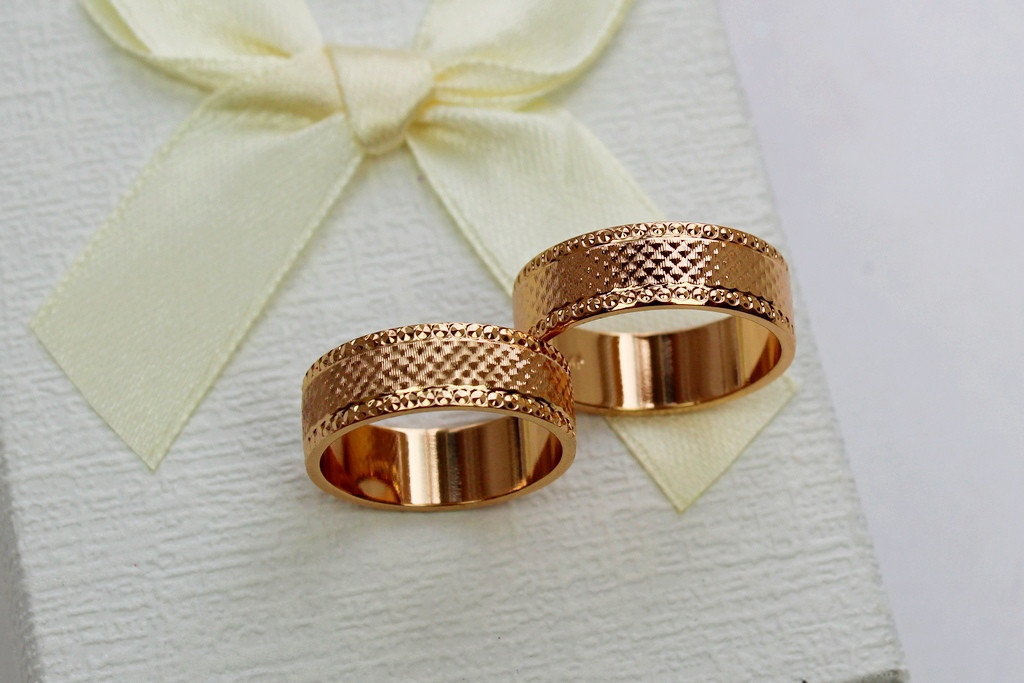 

Обручальное кольцо Xuping Jewelry граненая американка 7 мм р17 золотистое