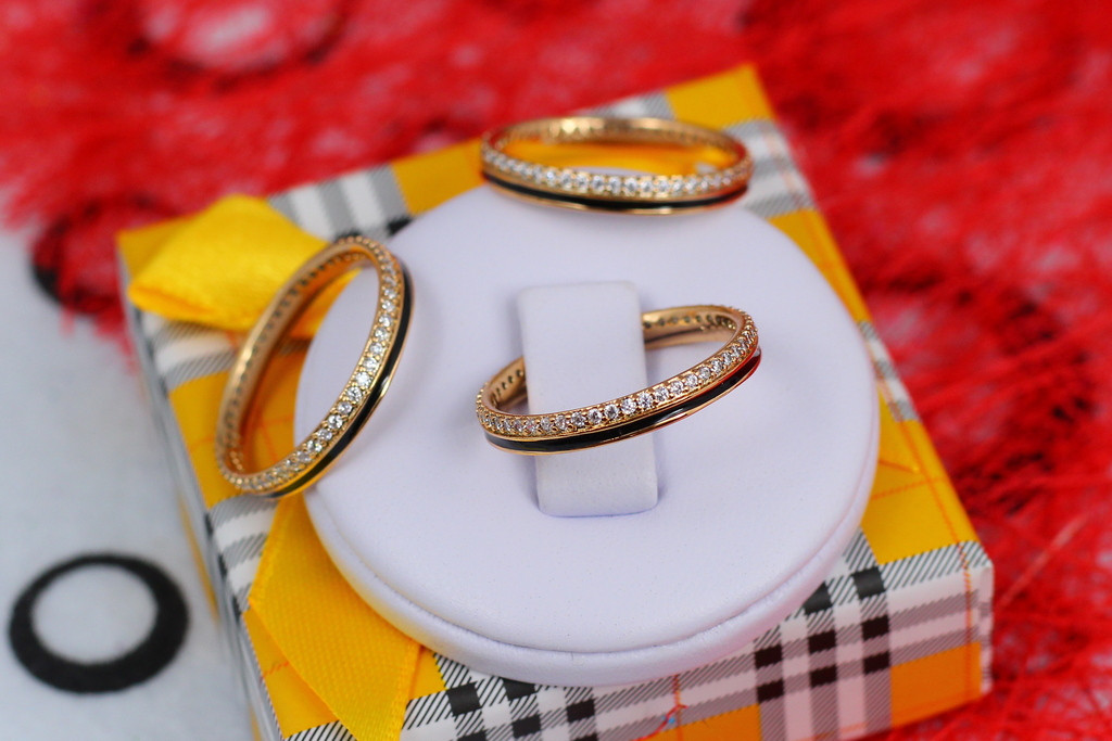 

Кольцо Xuping Jewelry тонкое по кругу камни и черная полосочка р 16 золотистое