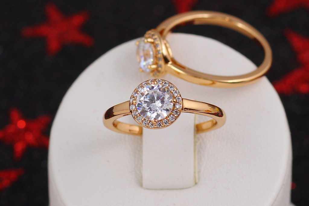 

Кольцо Xuping Jewelry тонкое фианит 6 мм в кругу мелких камешков р 19 золотистое