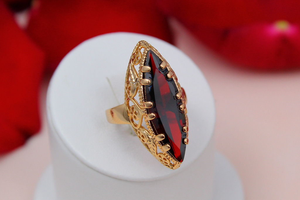 

Кольцо Xuping Jewelry Маркиз с красным камнем р 21 золотистое