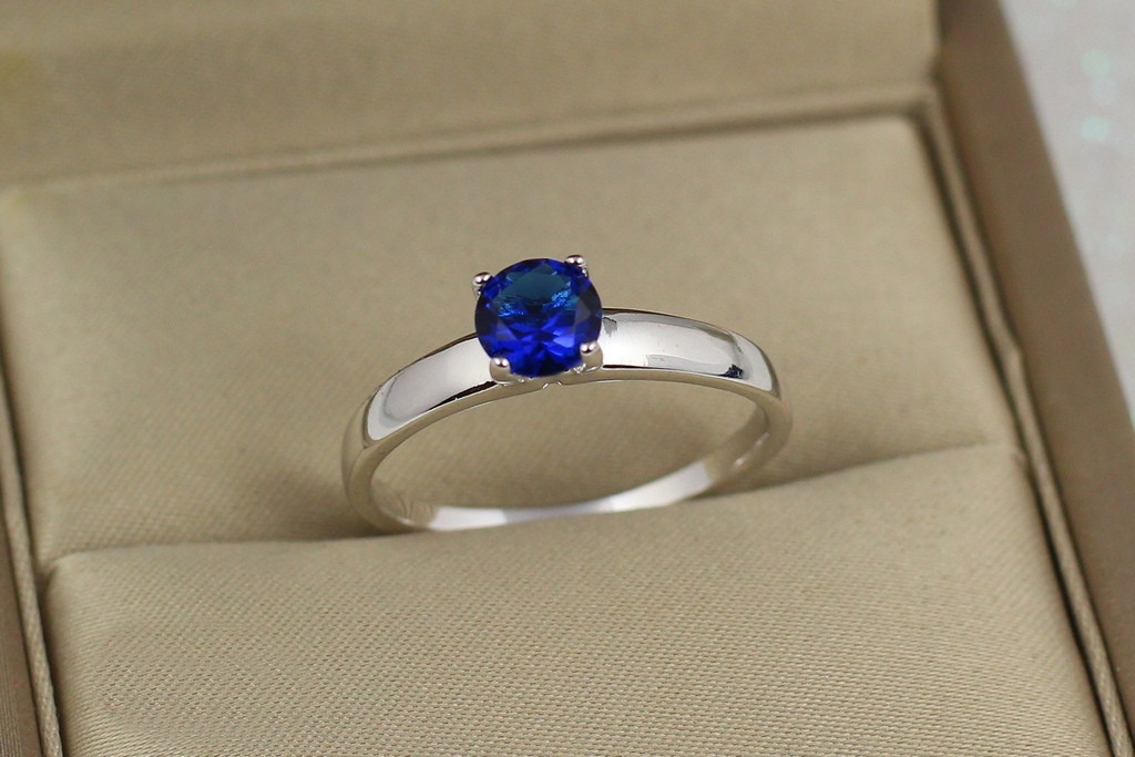 

Кольцо Xuping Jewelry гладкое с синим камнем 5 мм р 19 серебристое