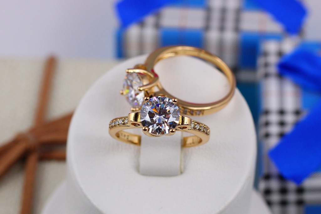 

Кольцо Xuping Jewelry с белым камнем 8 мм и мелкими фианитами по бокам р 17 золотистое