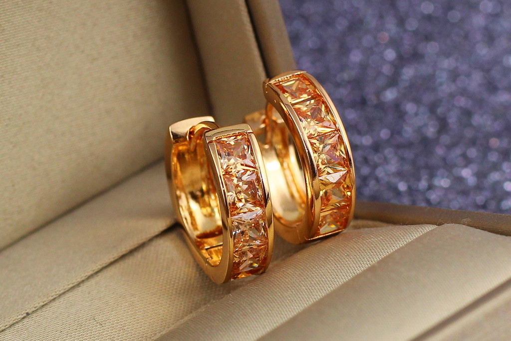 

Серьги Xuping Jewelry кольца с крупными камнями шампанское 1,7 см золотистые