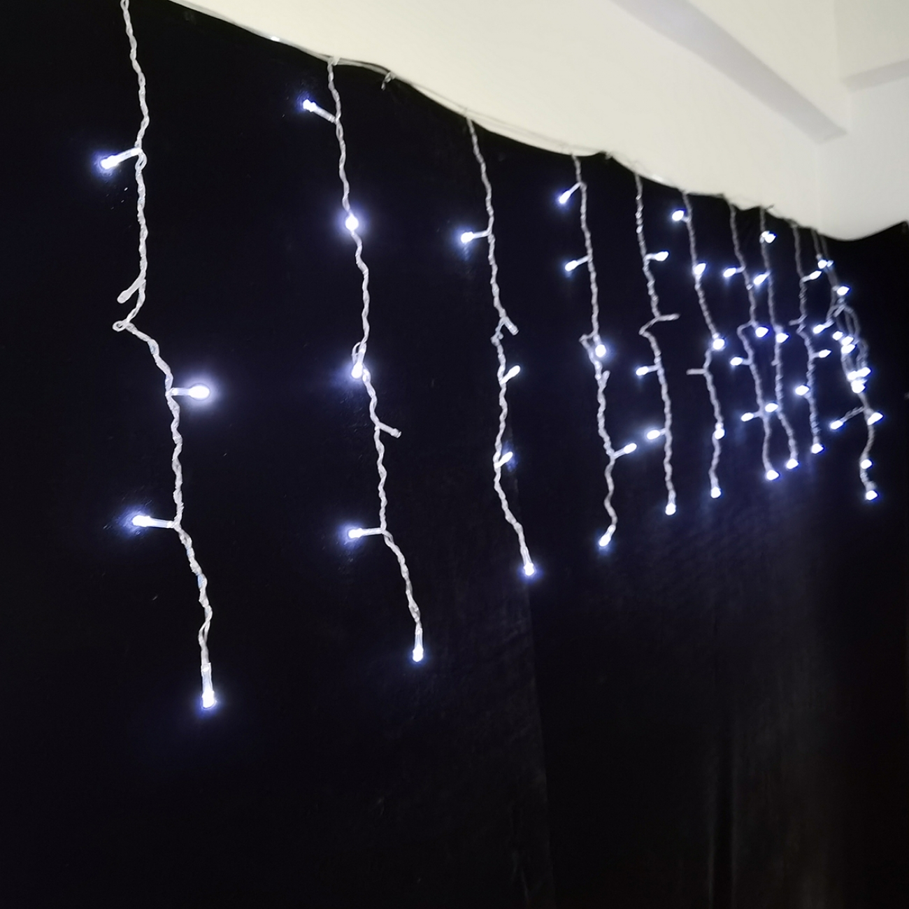 

Гирлянда светодиодная Novogod`ko бахрома 83 LED 3х0.6 м мерцание холодный белый (973779)
