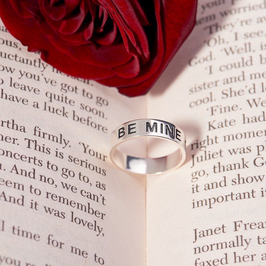 

Серебряное кольцо Lavli c гравировкой "be mine", 17 р.