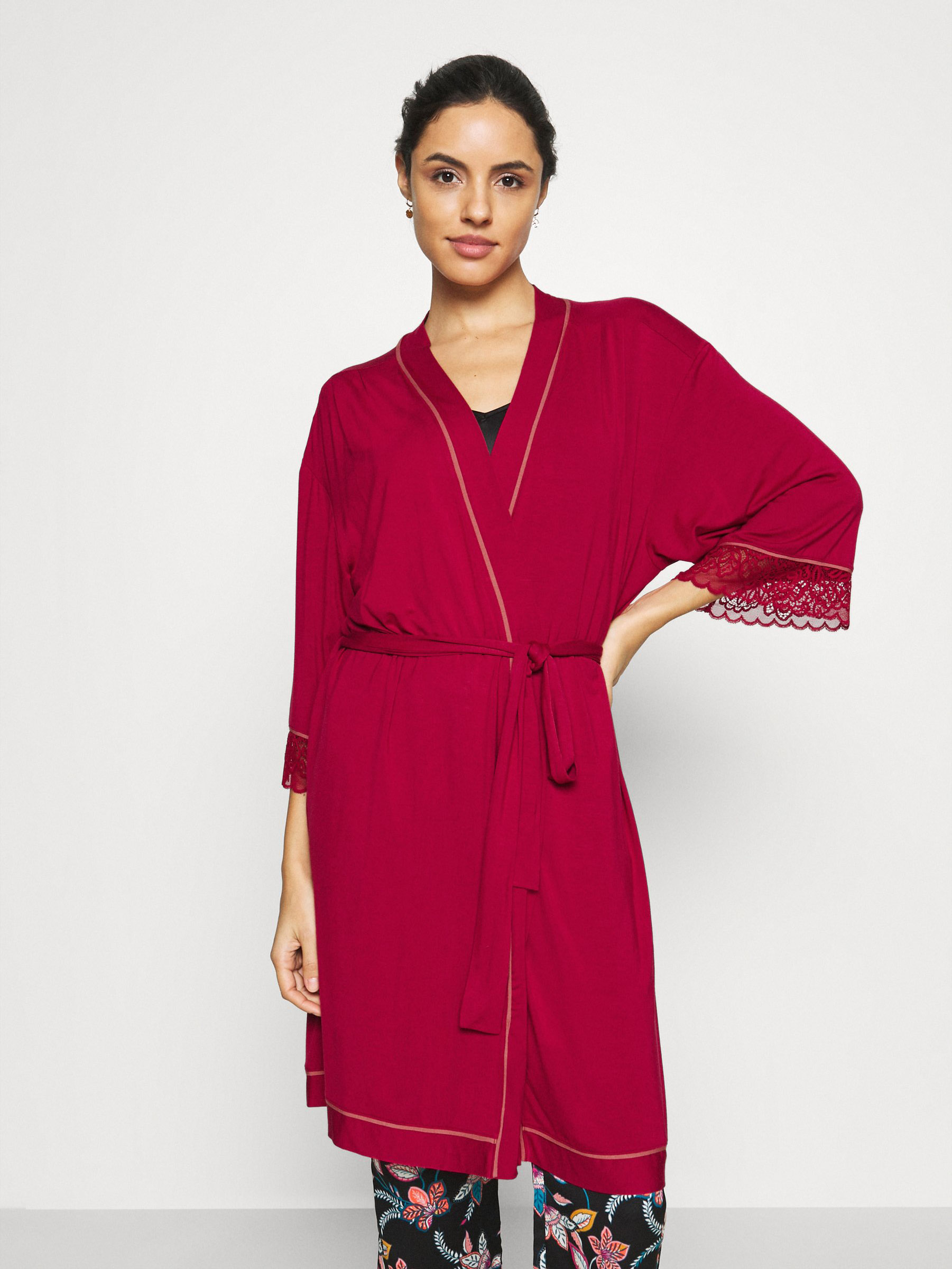

Халат Triumph Amourette Spotlight Robe 36 Бордовый