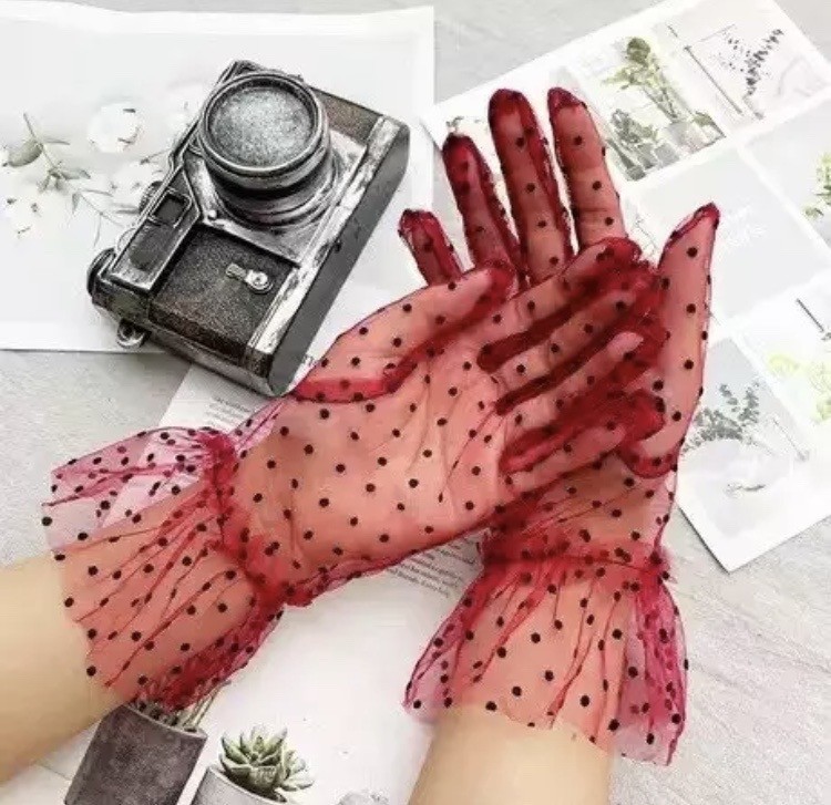 

Перчатки фатиновые в горошек красные