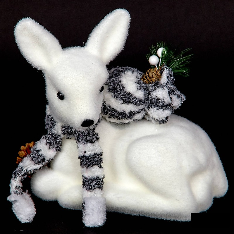 

Новогодний Олененок с подарком