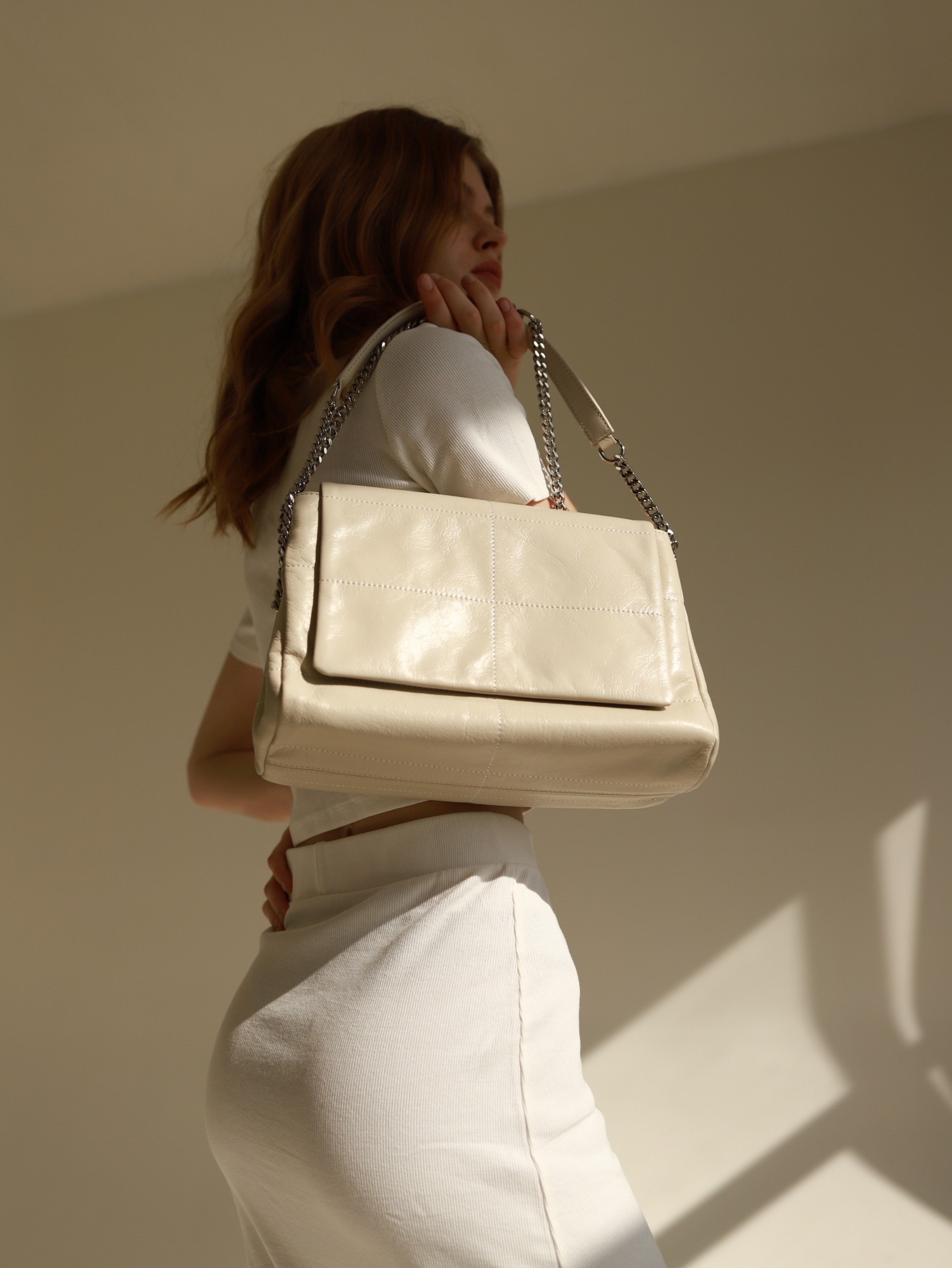 

Женская кожаная сумка Bagsmini Jackie Creamy Medium Молочная