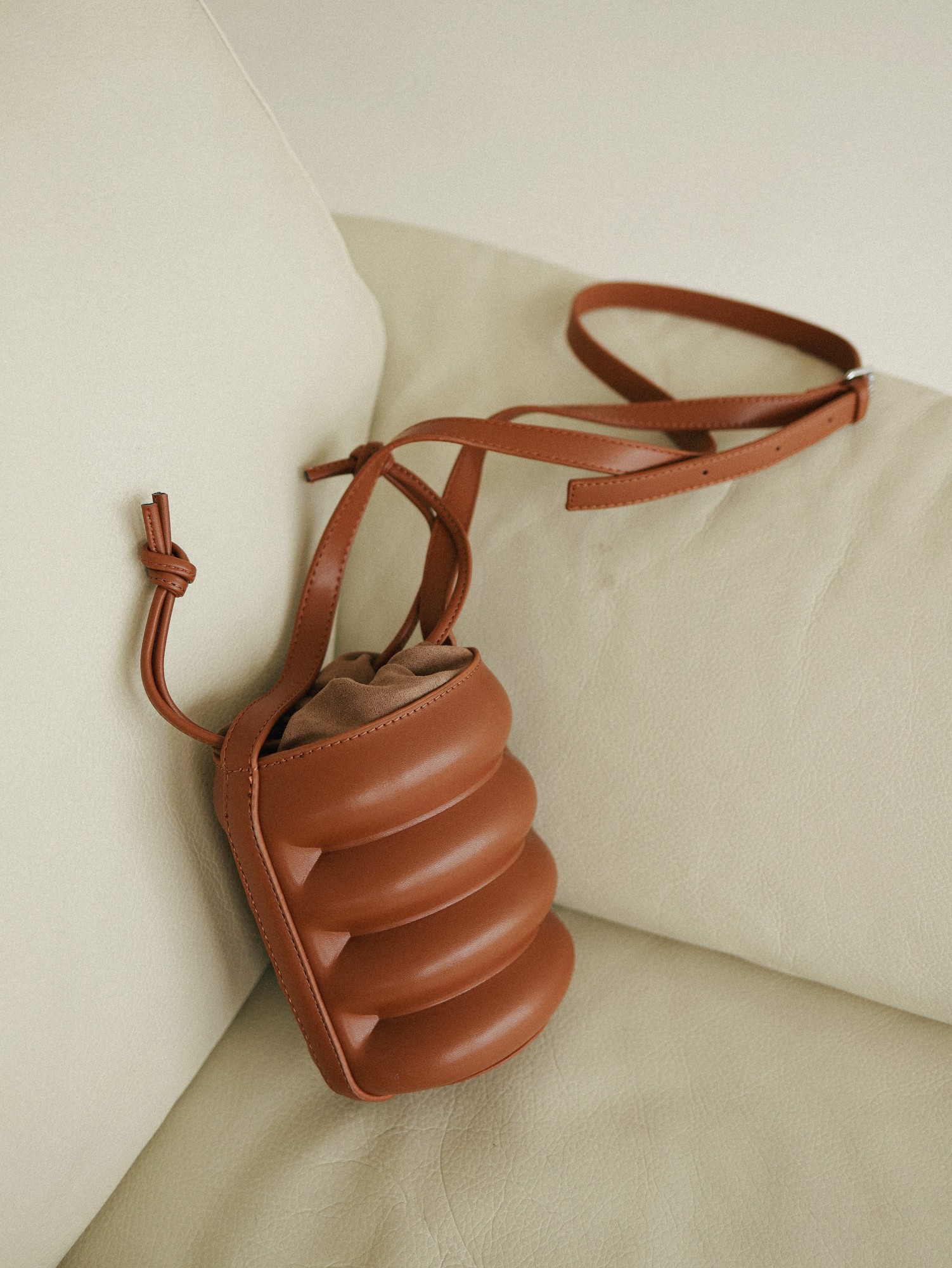 

Женская сумка Bagsmini Barrel Brown Bag Коричневая