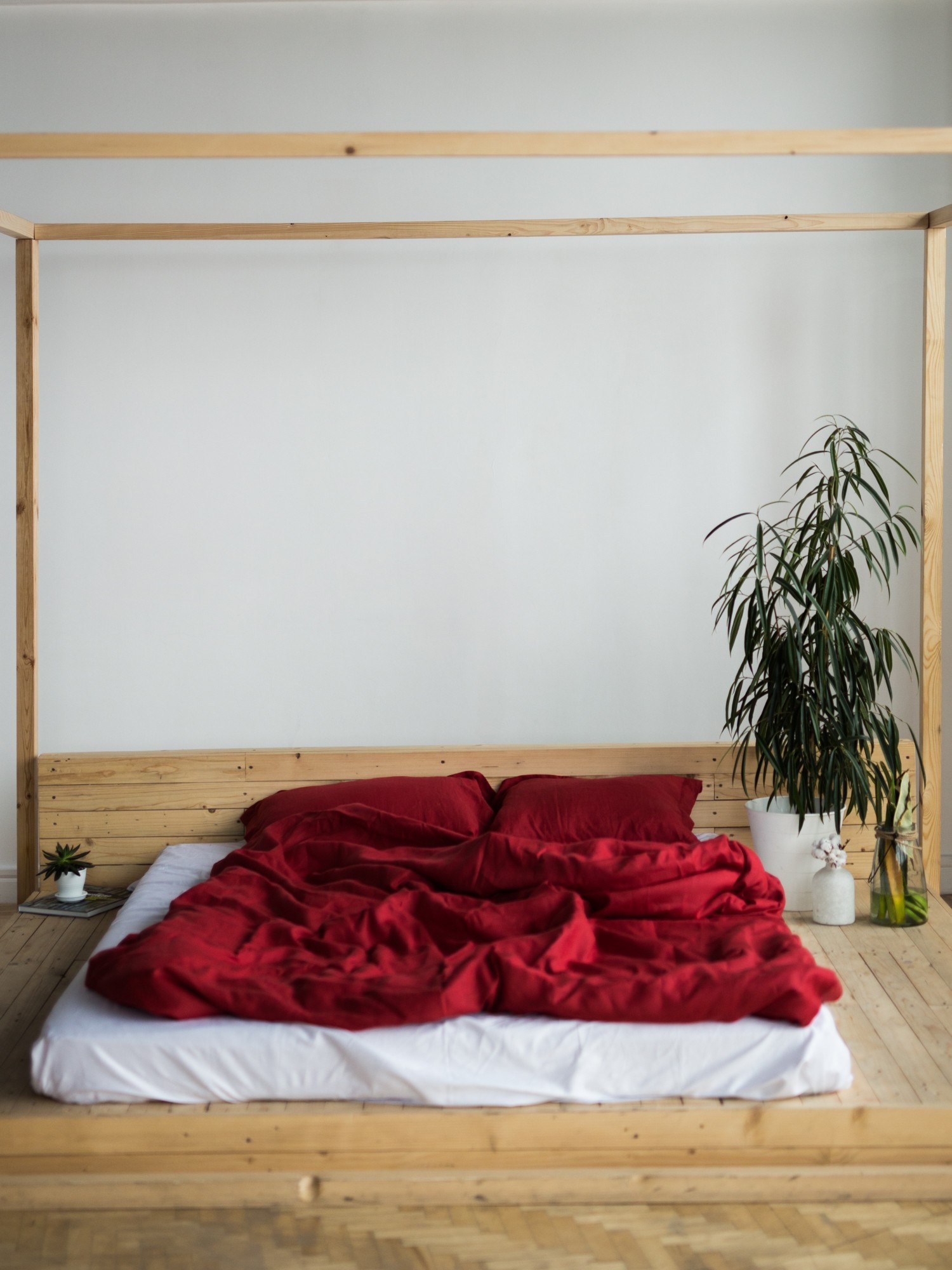 

Комплект однотонного постельного белья из льна в красном цвете "Поле маков" Детский 110*145см Gnizdo