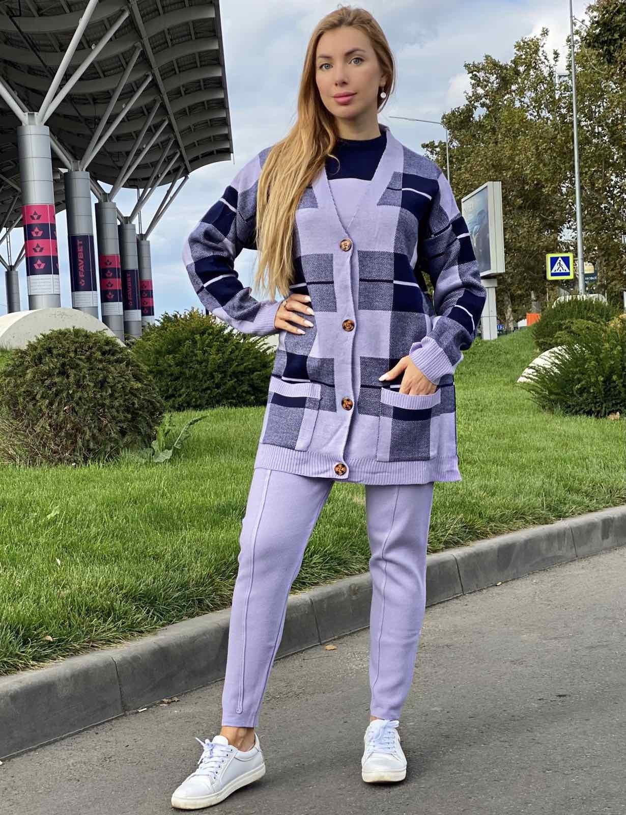 

Женский вязаный повседневный костюм тройка с клетчатым принтом цвет сиреневый, Женский вязаный повседневный костюм тройка с клетчатым принтом цвет сиреневый 42-46