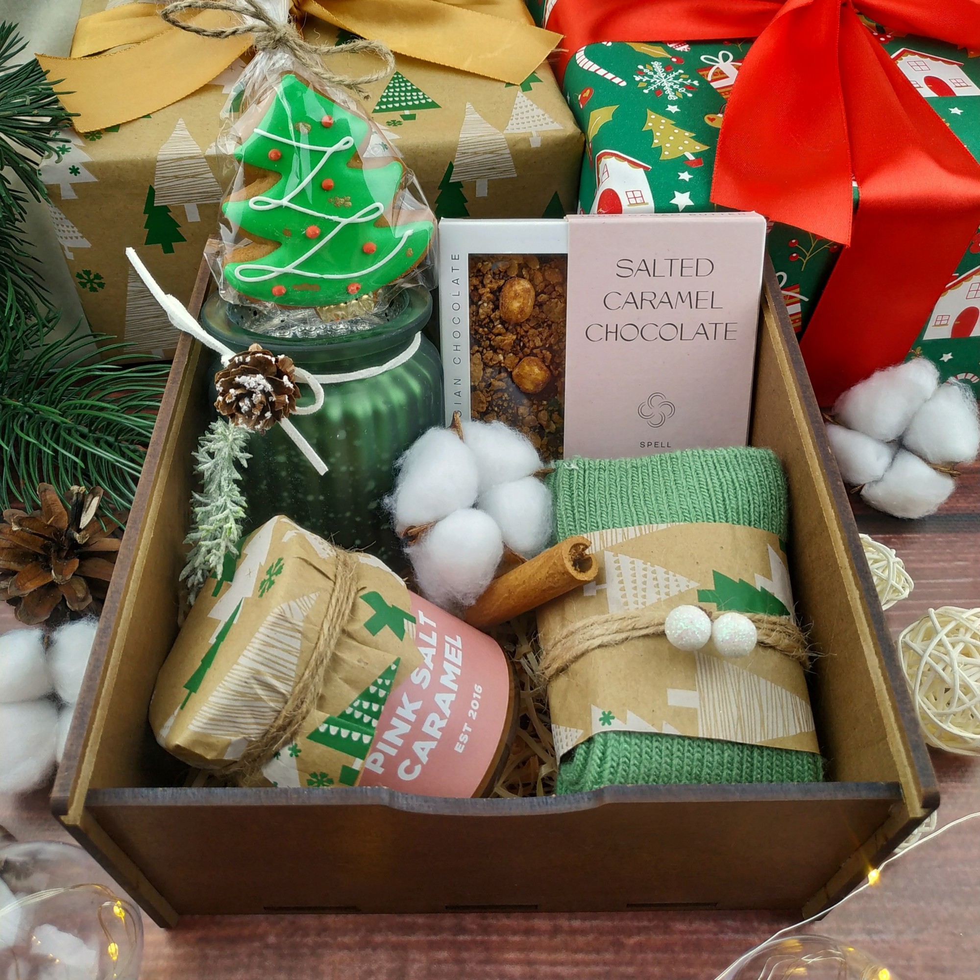 

Подарок FelicityBox "Christmas Kiss" Зеленый Подарочный набор на Новый год и День святого Николая для женщины, девушки, мамы, бабушки, жены, сестры