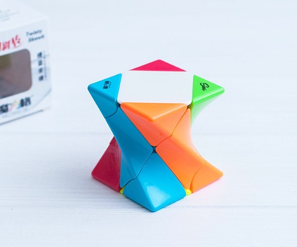 

Скьюб QiYi Twisty Skewb цветной пластик