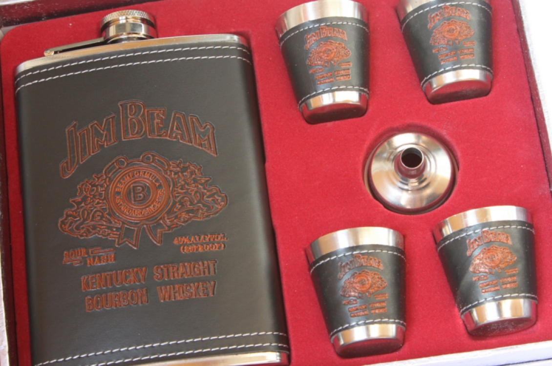 

Подарочный набор фляга со стопками Jim Beam black-red FO. 52416
