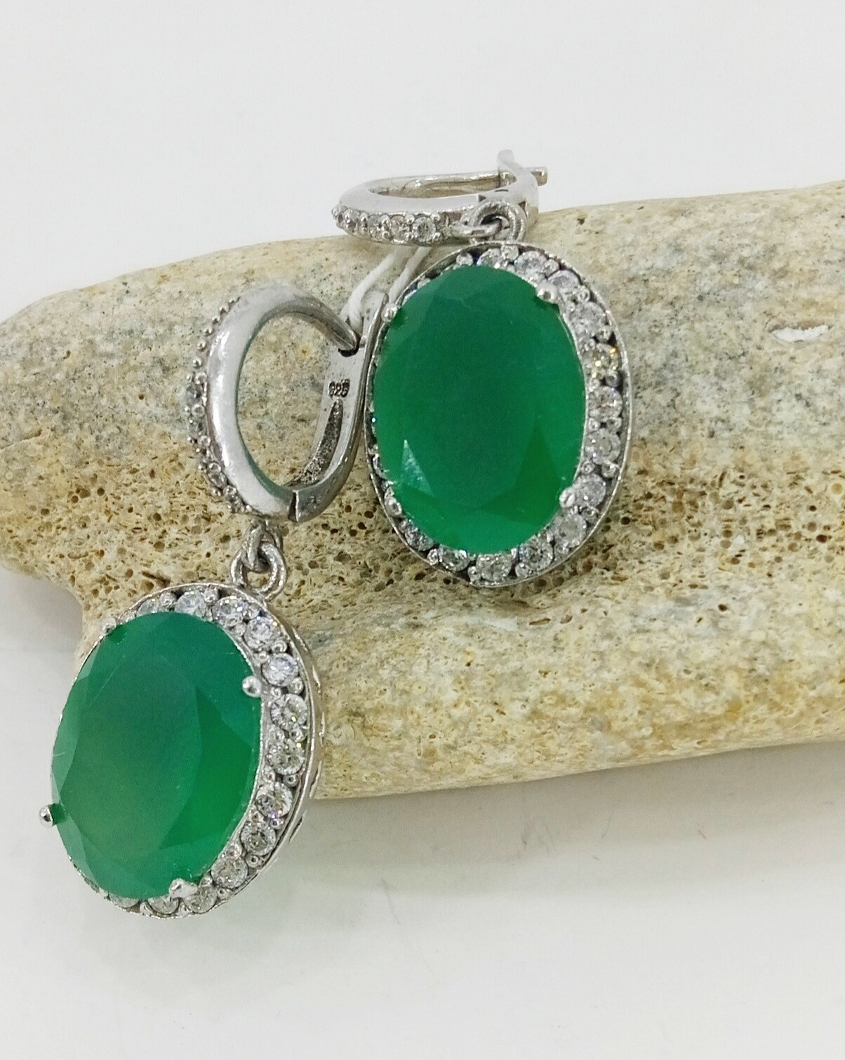 

Серьги из серебра с зелёным агатом и куб. цирконами