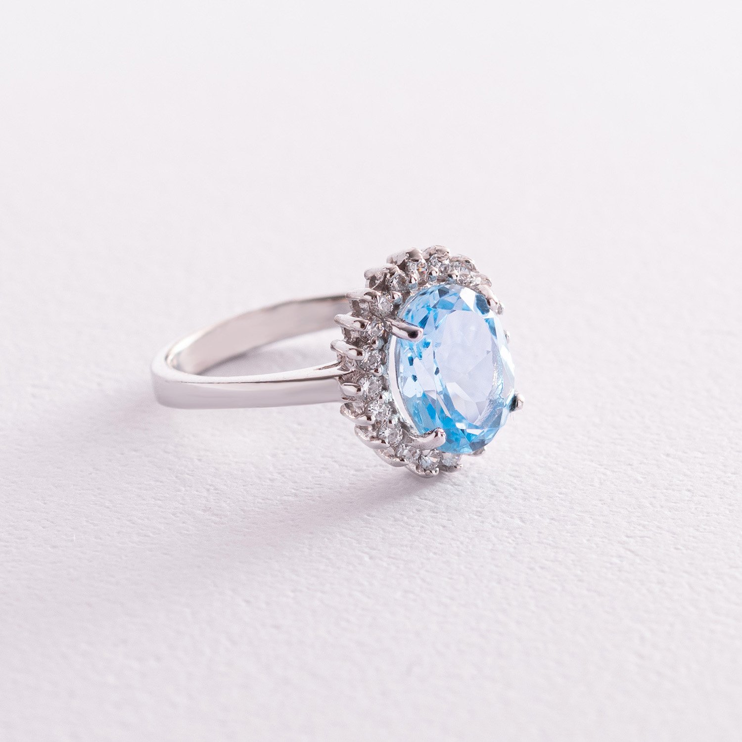 

Серебряное кольцо с голубым топазом и фианитами 111432 Оникс 17.5