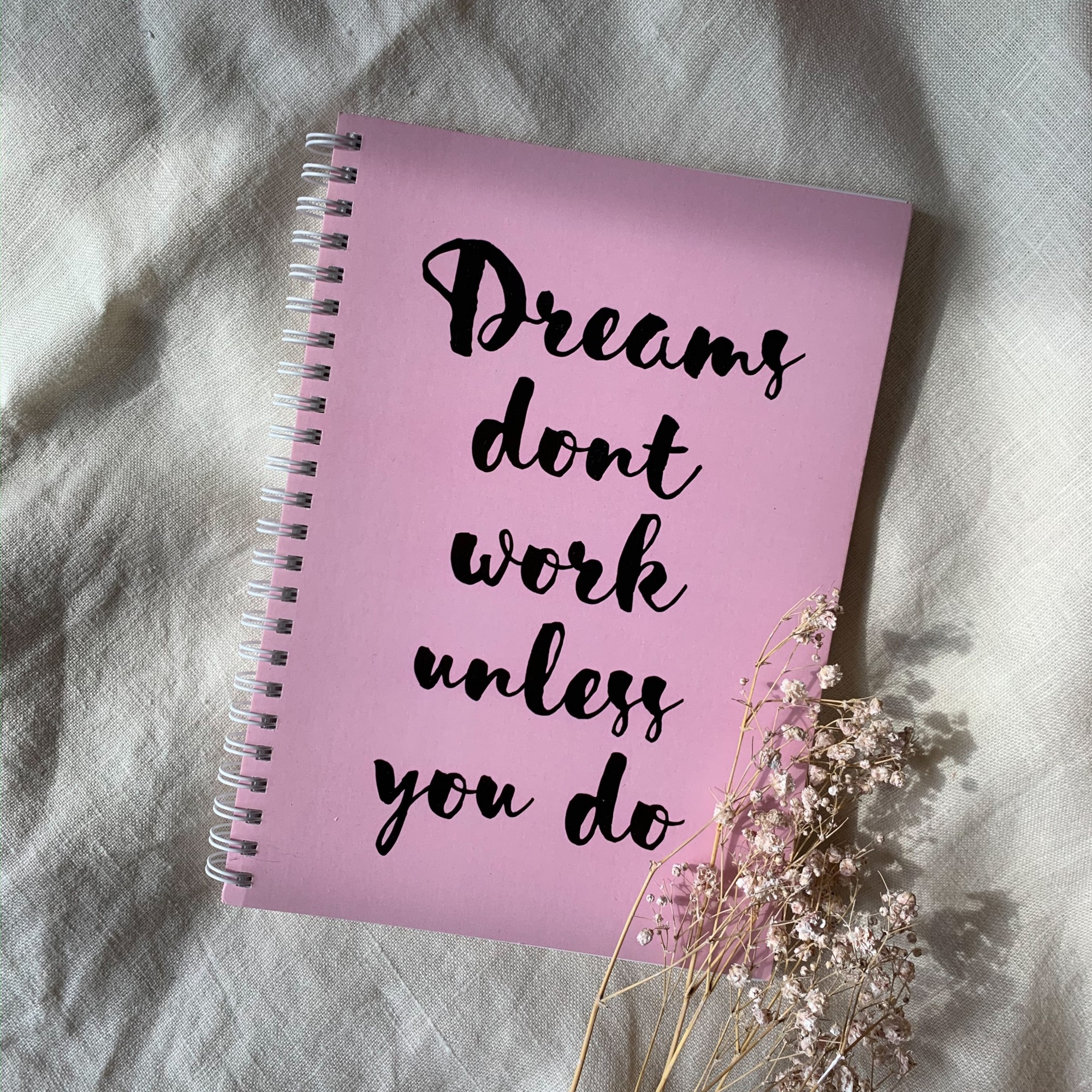 

Планер Dreams work pink А5 с разворотами на неделю