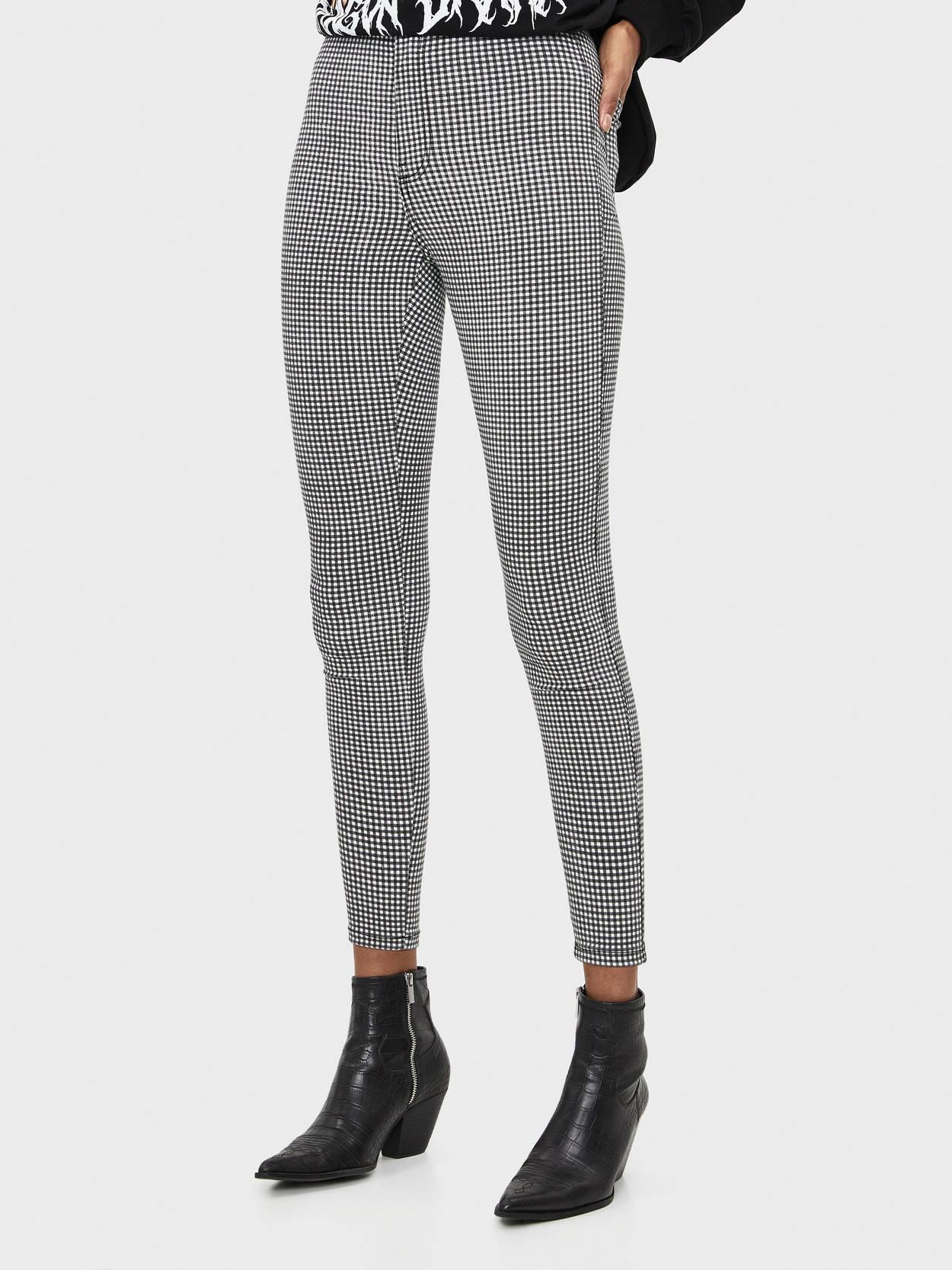 

Брюки Bershka XAZ218584TFFB  Черные с белым, Брюки Bershka XAZ218584TFFB 34 Черные с белым