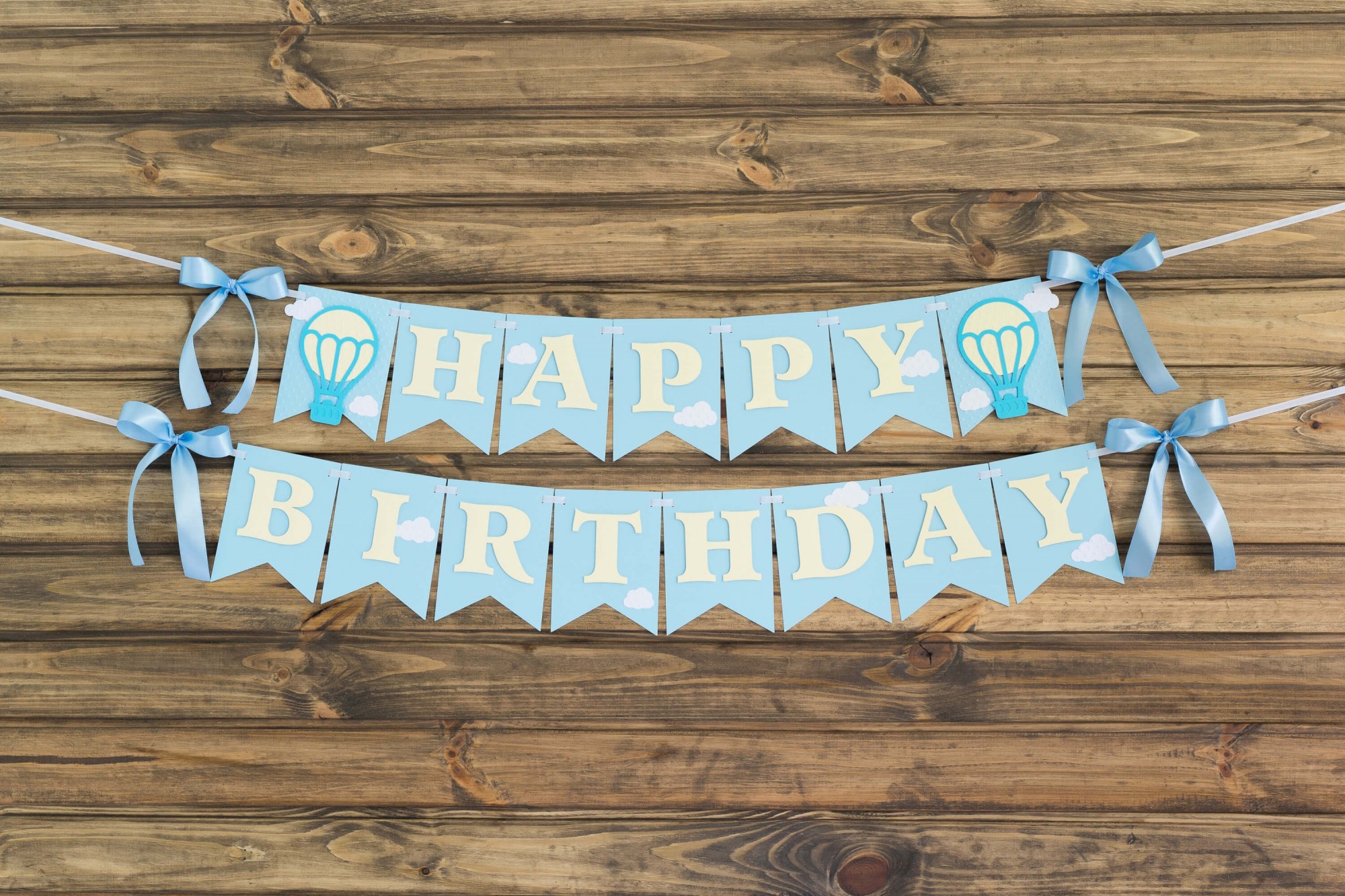 

Поздравительная растяжка Happy Birthday с воздушными шарами Decozavr голубая + молочная + белая