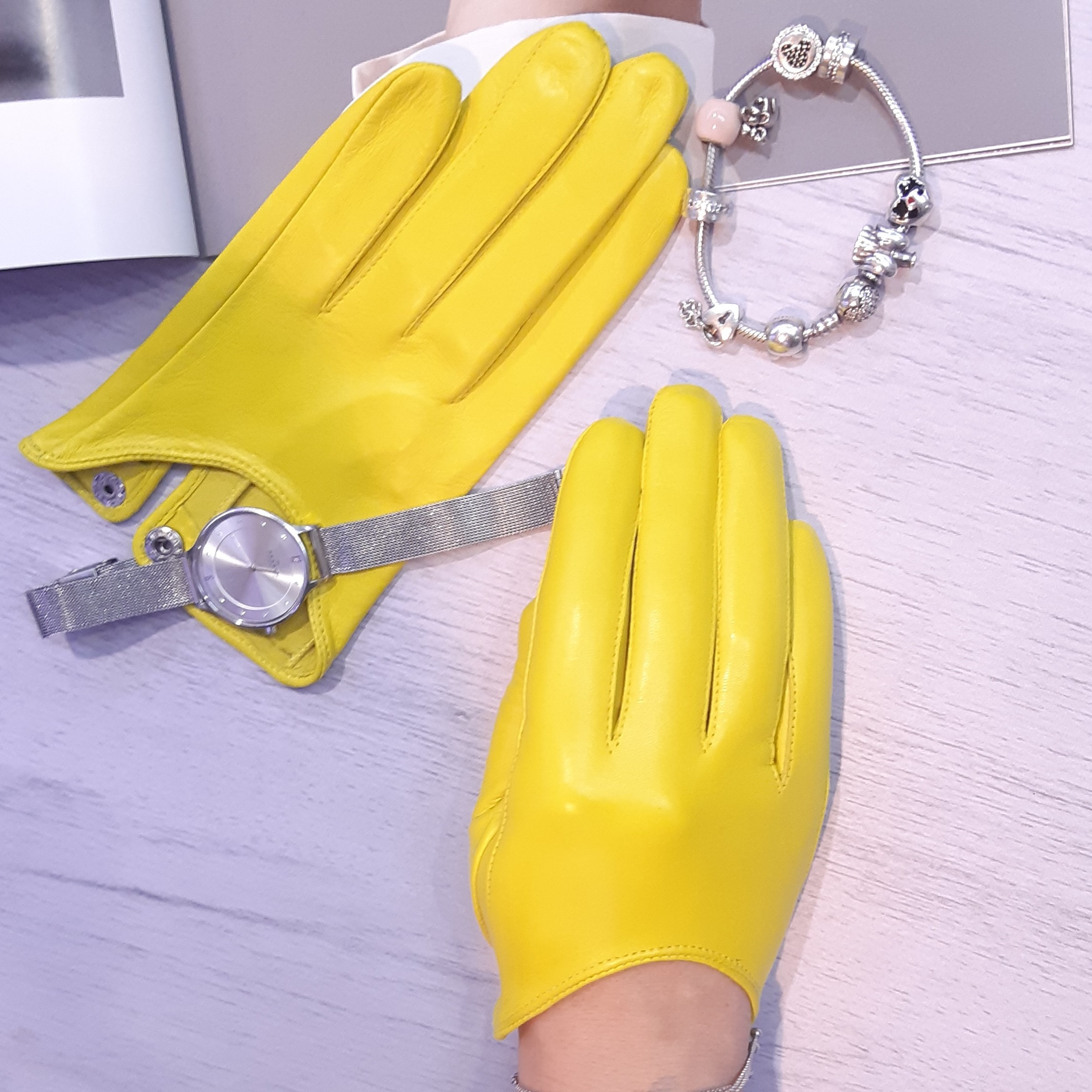 

Женские перчатки кожаные GlovesUA мод.394 р.7 желтые ( вырез по 377)
