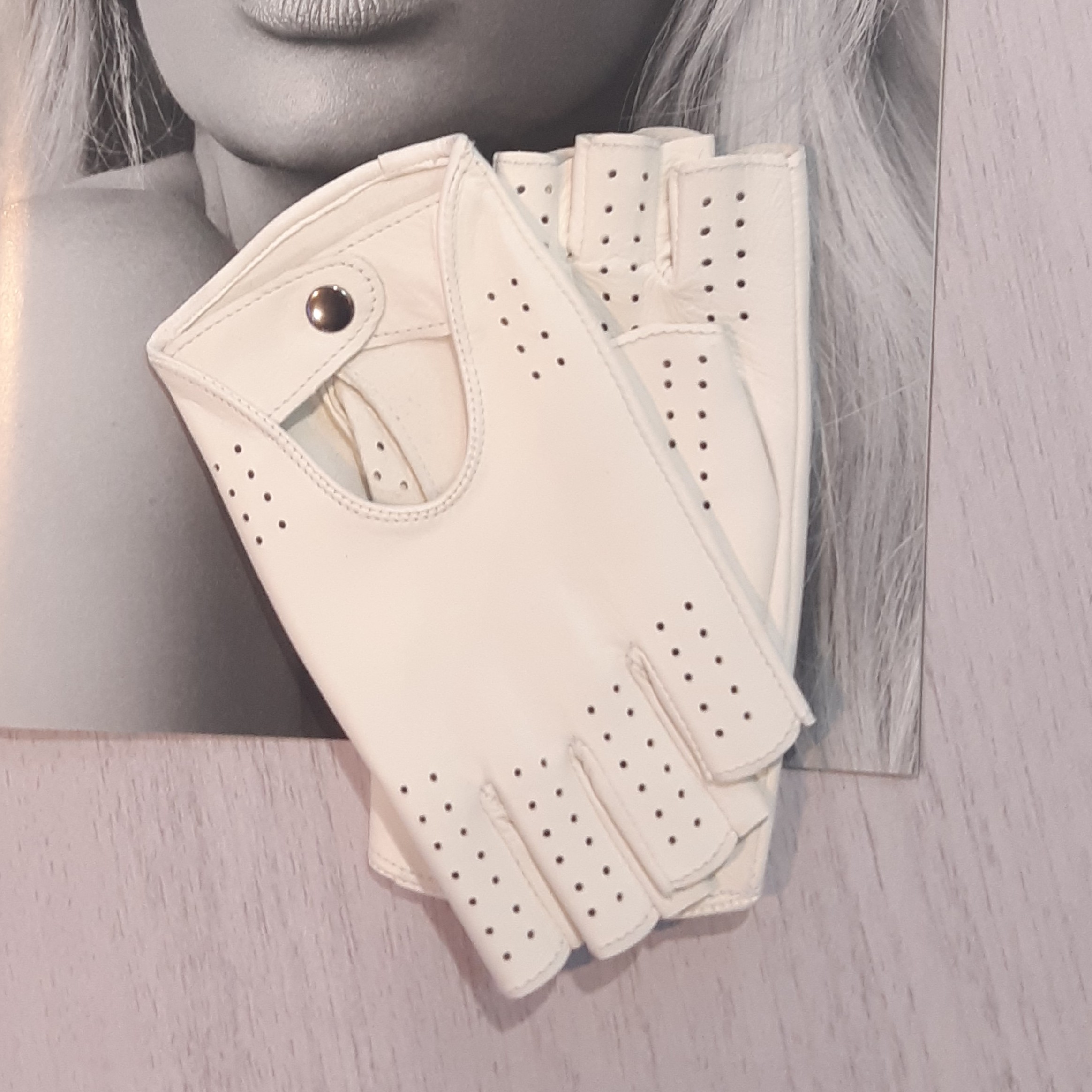

Женские перчатки для вождения GlovesUA мод.245 р.7 белые (без отв /шов внутрь)
