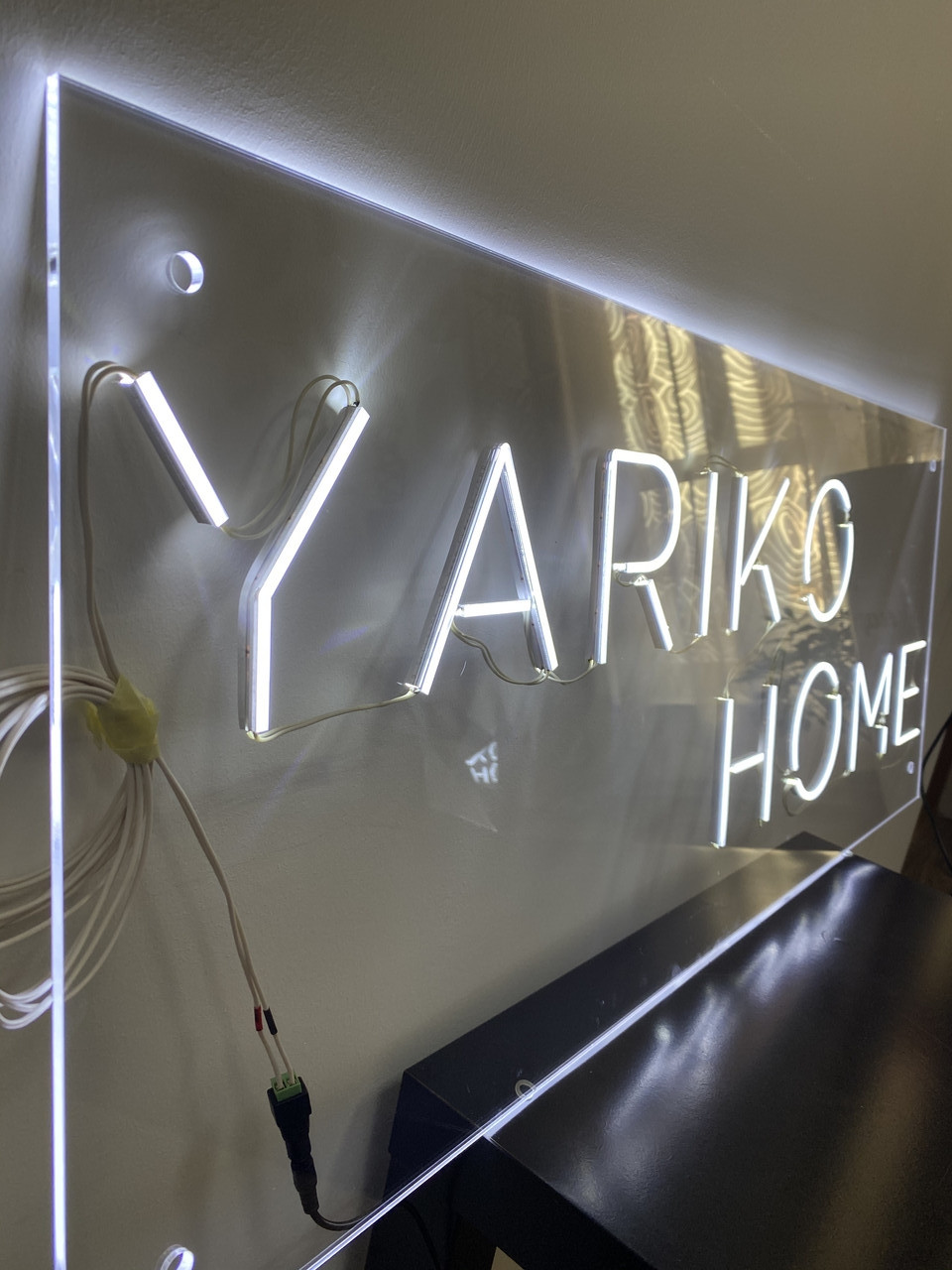

Неоновый логотип вывеска надпись на заказ Manific Decor