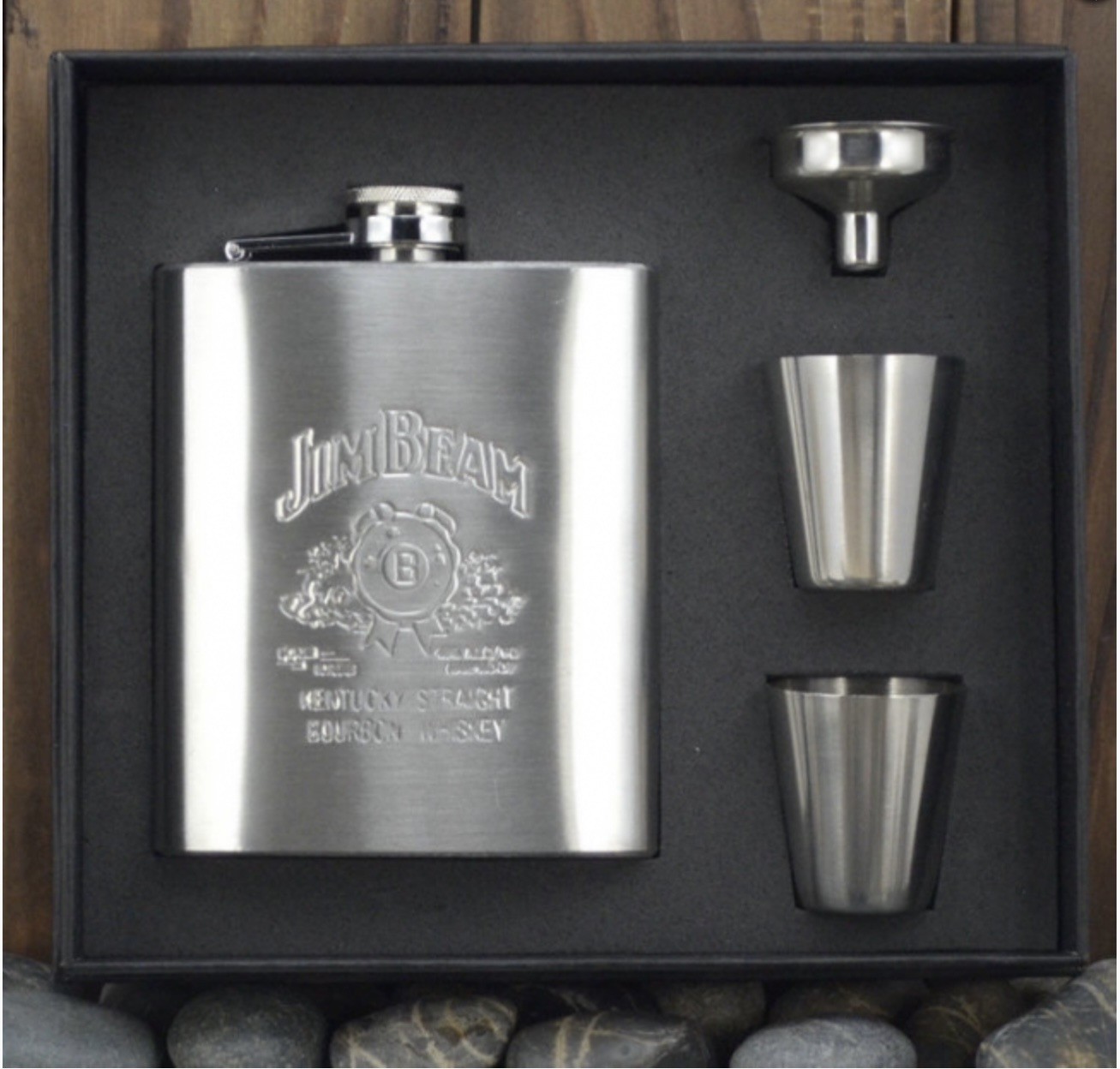 

Подарочный набор с флягой и рюмками Jim Beam 210/50 4000317