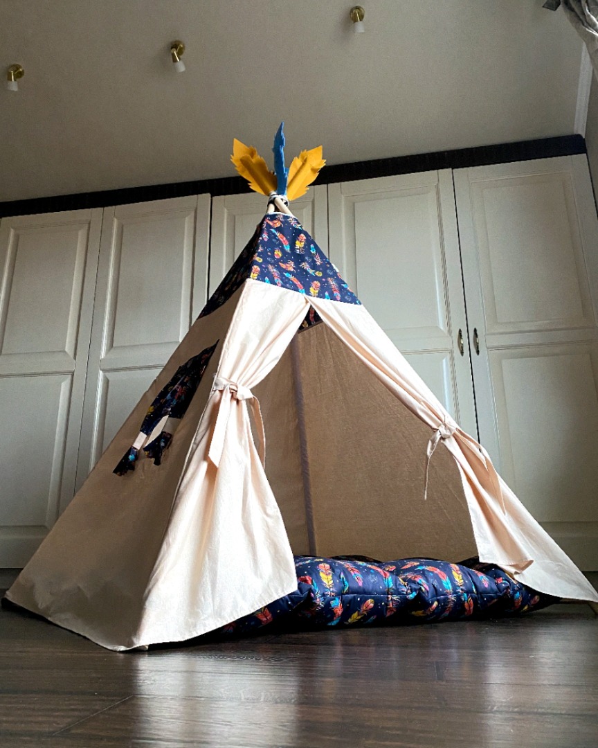 

Детский вигвам - палатка "Перья" Wigwam Store. Вигвам 105*105см с пушистым ковриком, окошком, перьями (157-2.1)