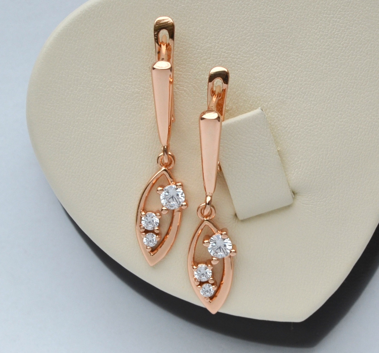 

Серьги FJ 82202132 с подвесками и белыми цирконами покрытие розовым золотом 18к.
