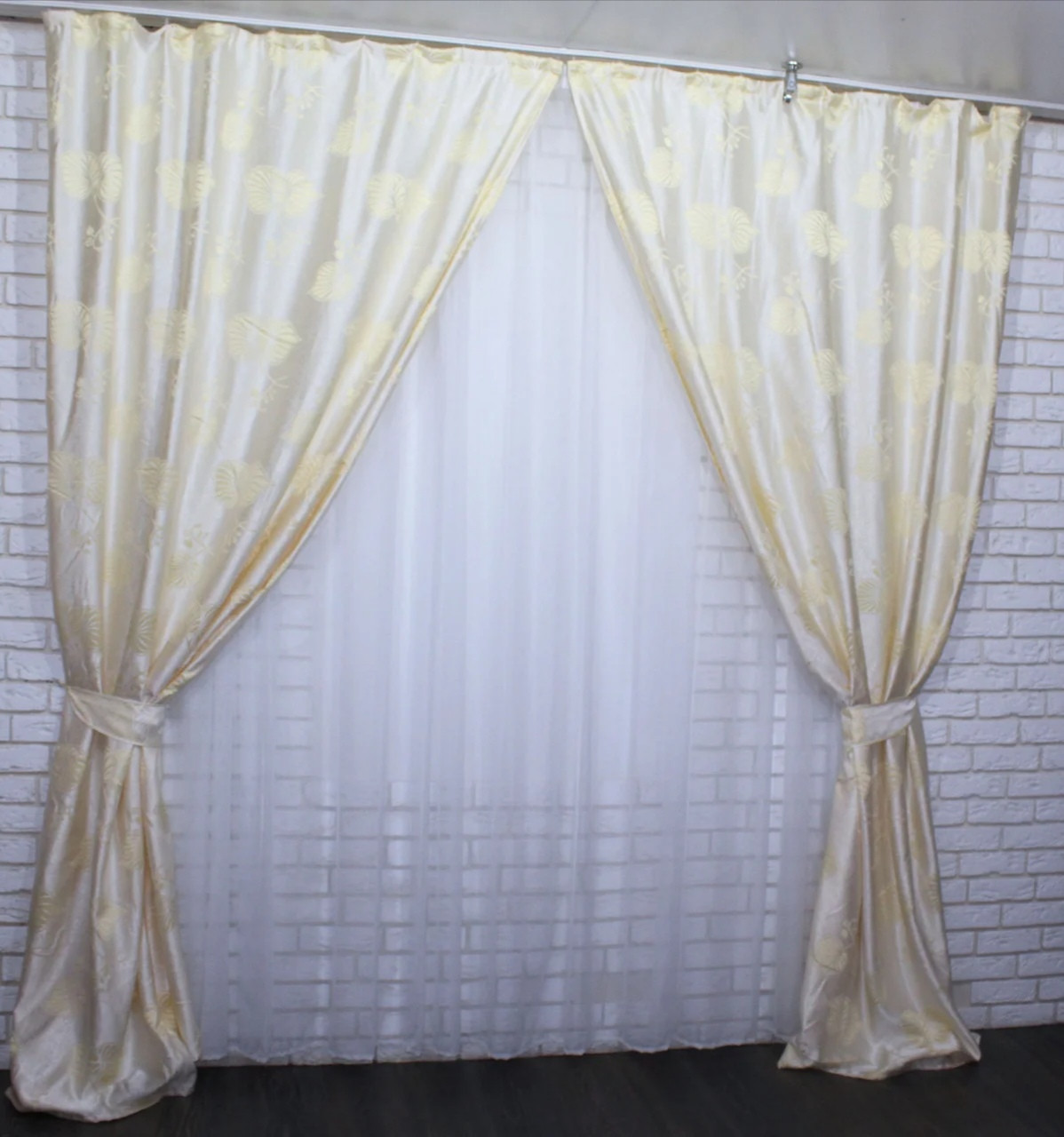 

Комплект жаккардовых штор Chtextil . Ширина каждой шторы по 1м Молочный