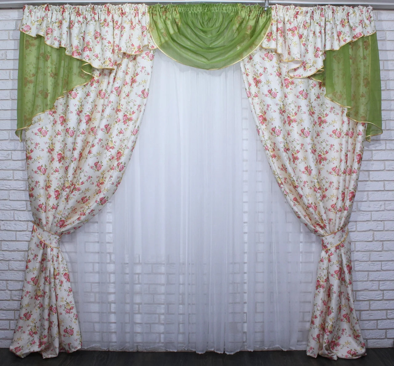 

Шторы с ламбрекеном Chtextil на карниз 3м. Молочный с зеленым и цветочным принтом