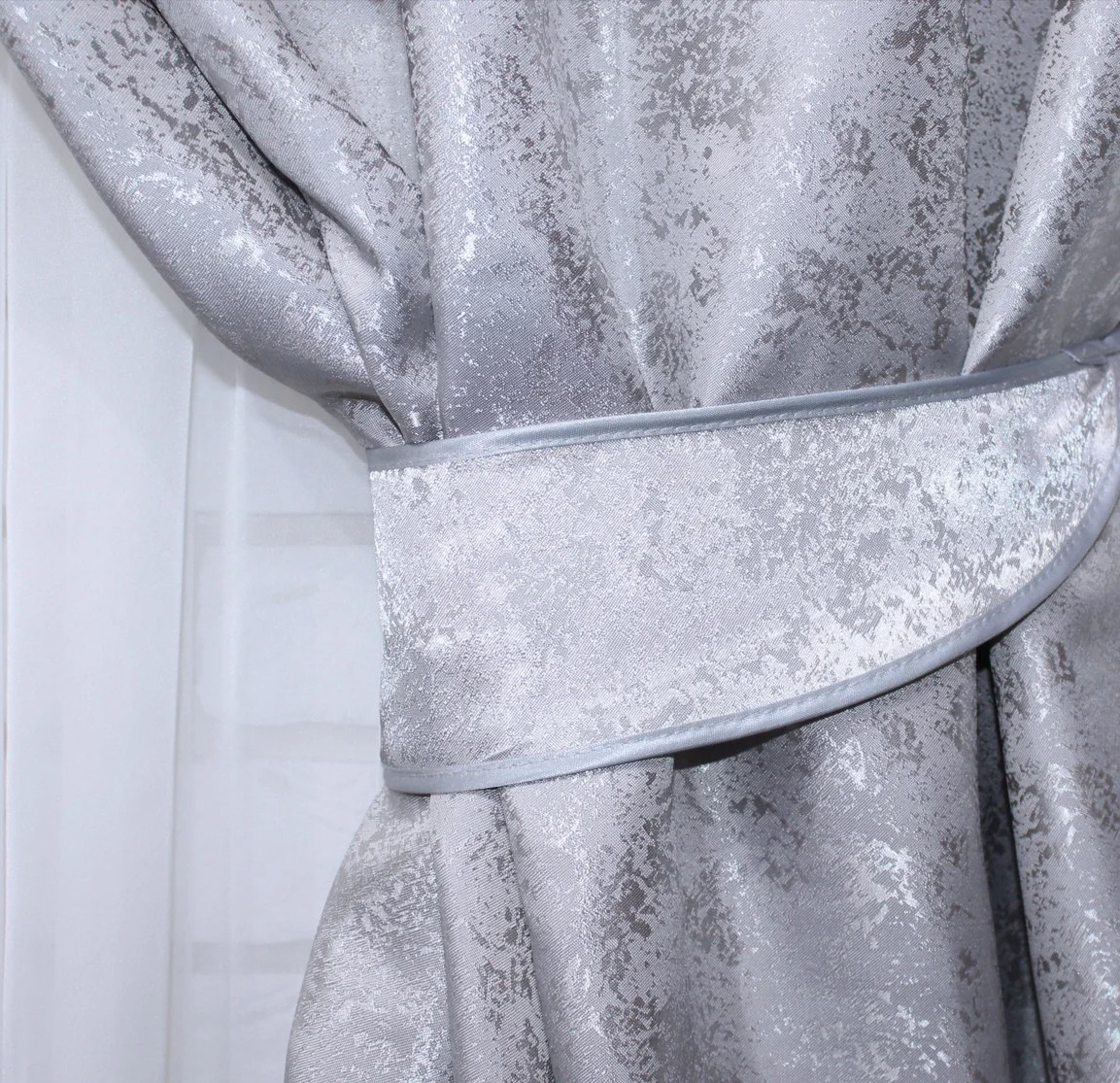 

Комплект жаккардовых штор Chtextil . Ширина каждой шторы по 1,5м Серый
