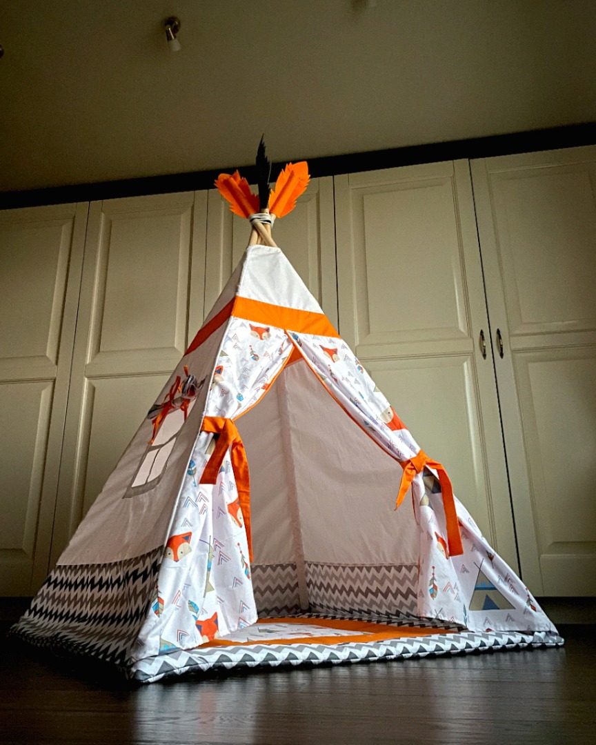 

Детский вигвам - палатка "Лисы" +КОРЗИНА В ПОДАРОК Wigwam Store. Вигвам 105*105см с ковриком, окошком, перьями (102-1.1)