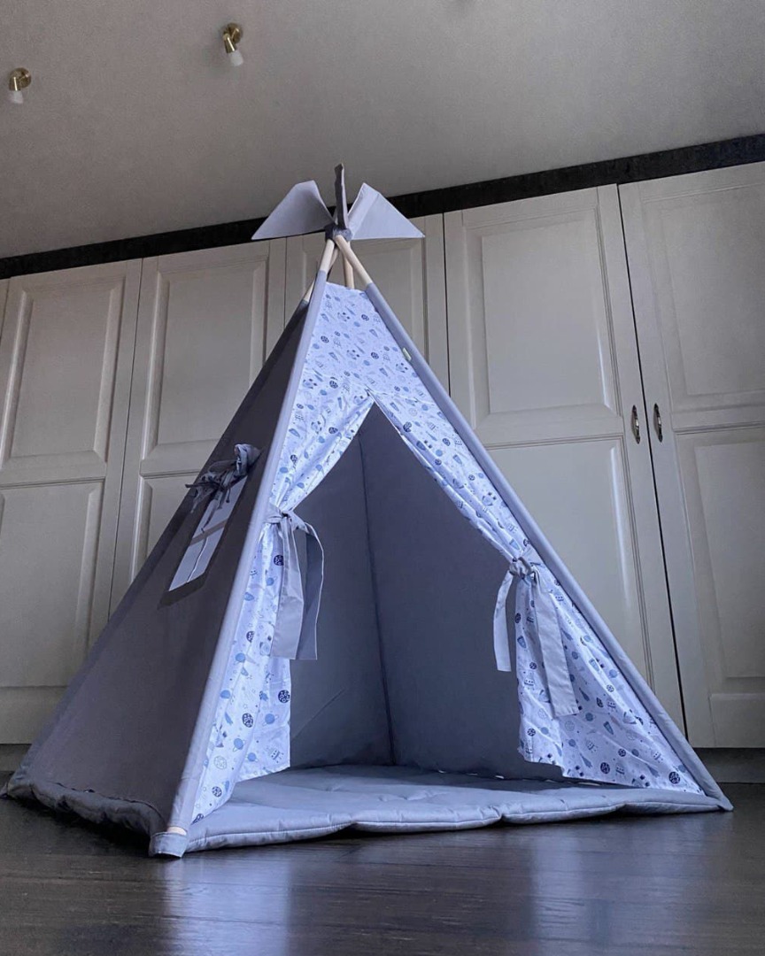 

Детский вигвам - палатка "Космос" Wigwam Store. Вигвам 105*105см с ковриком, окошком, флажками (169-1.1)