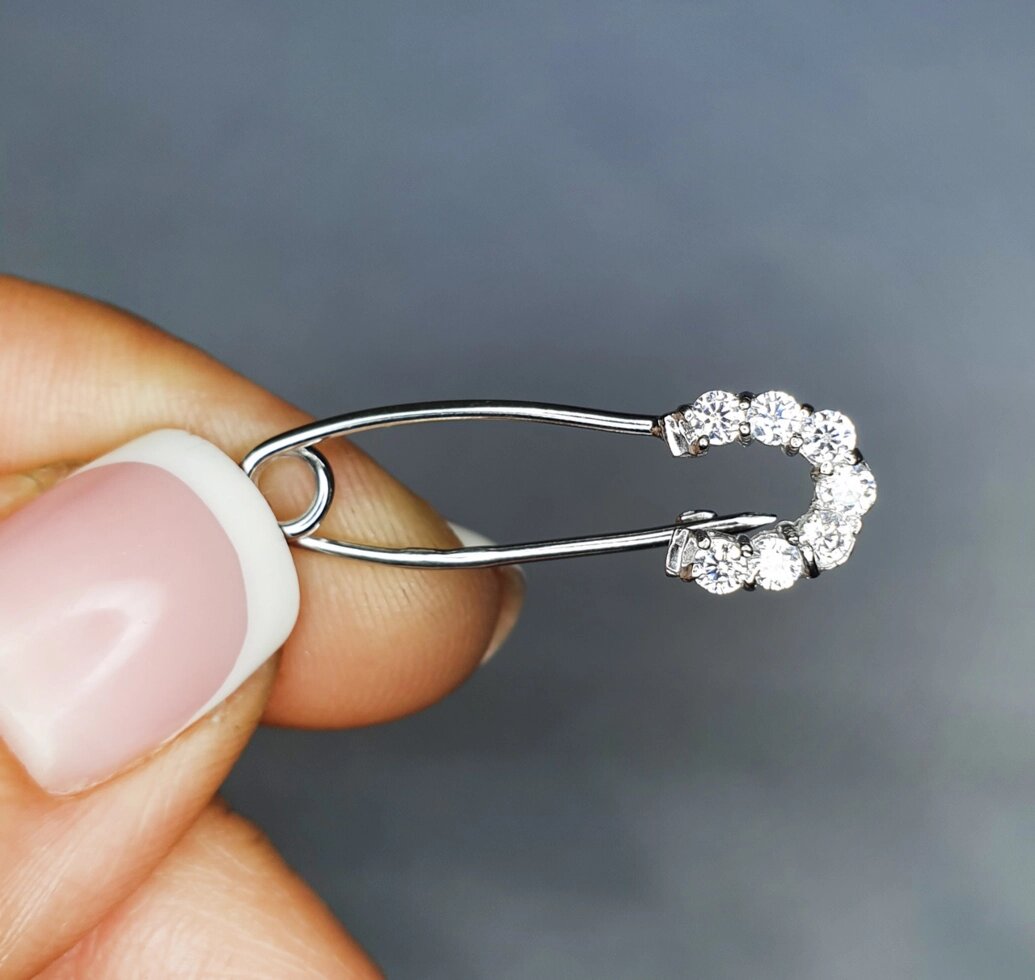 

Серебряная брошка-булавка с кубическим цирконием 1,3 г