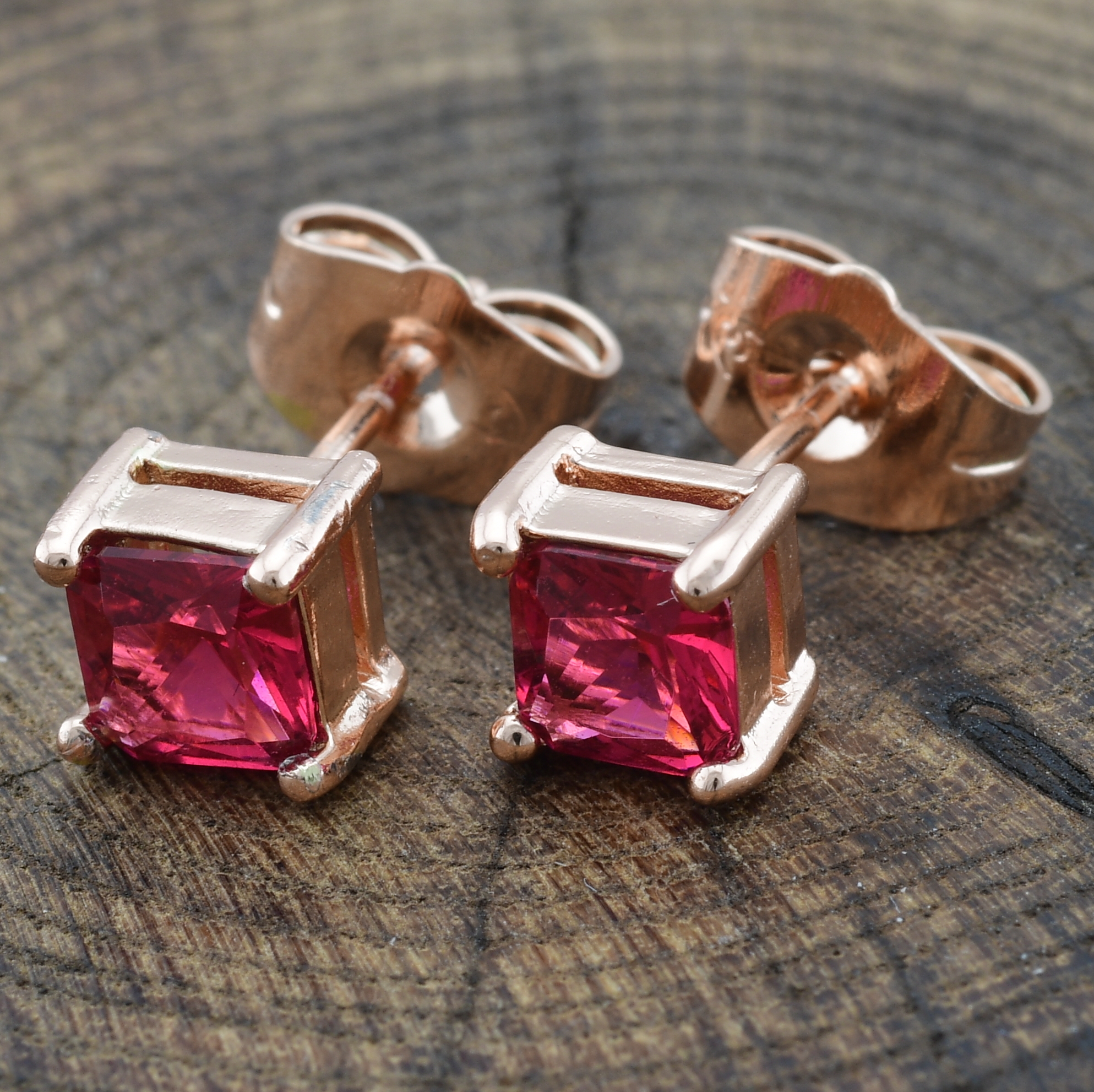 

Серьги Xuping 35176 размер 5х5 мм малиновые фианиты вес 1.4 г Позолота РО