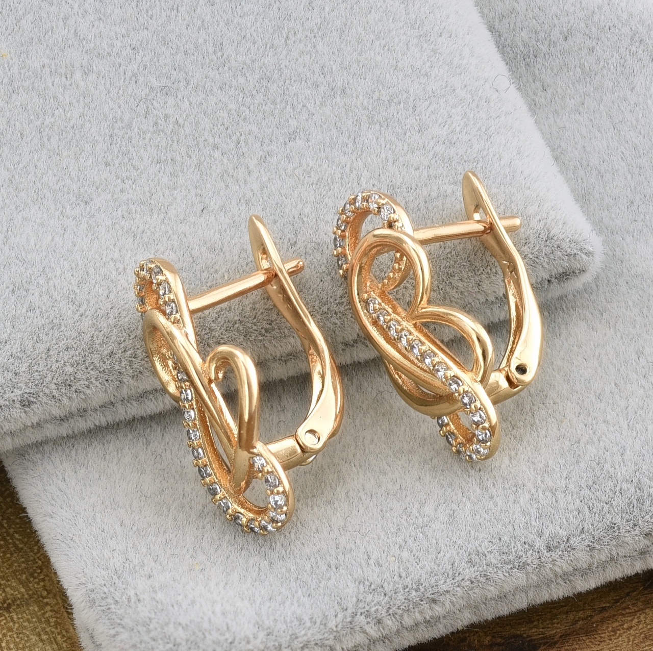 

Серьги Xuping 35280 размер 20х10 белые фианиты мм вес 2.7 г позолота 18К